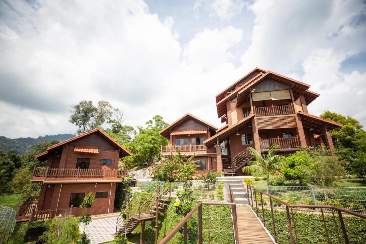 Red House The Garden Stay In Bukit Tinggi By Play Bentong Exteriör bild