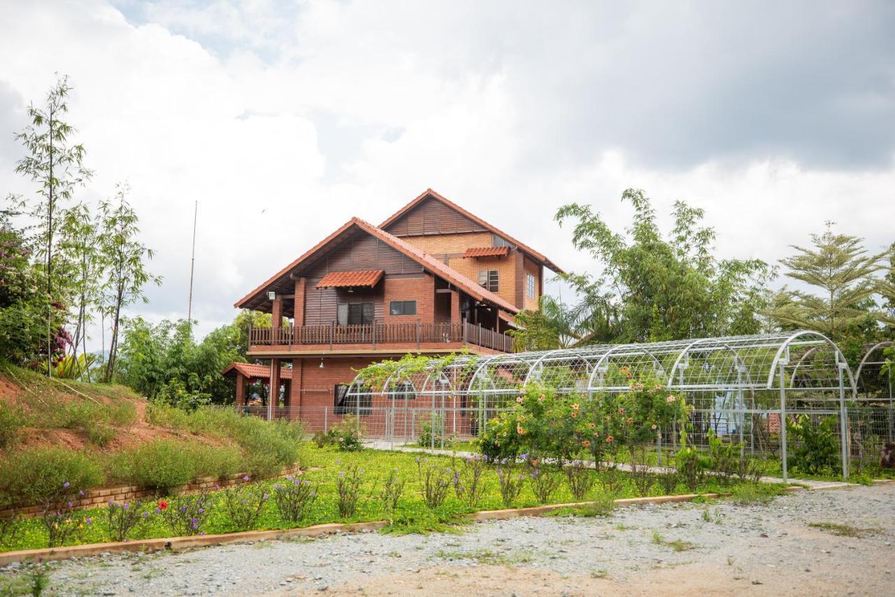 Red House The Garden Stay In Bukit Tinggi By Play Bentong Exteriör bild