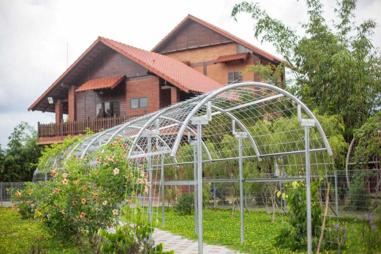 Red House The Garden Stay In Bukit Tinggi By Play Bentong Exteriör bild