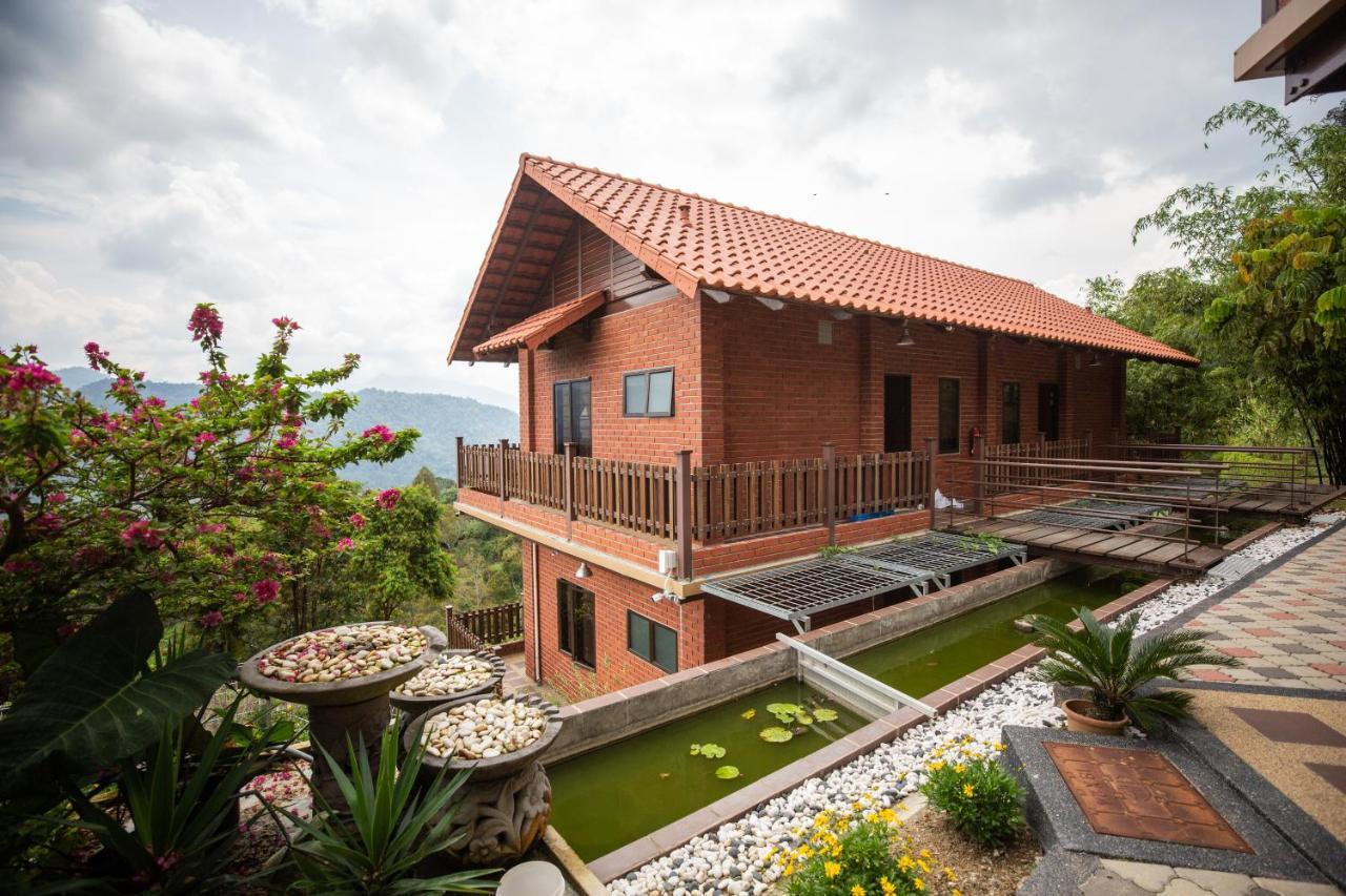 Red House The Garden Stay In Bukit Tinggi By Play Bentong Exteriör bild
