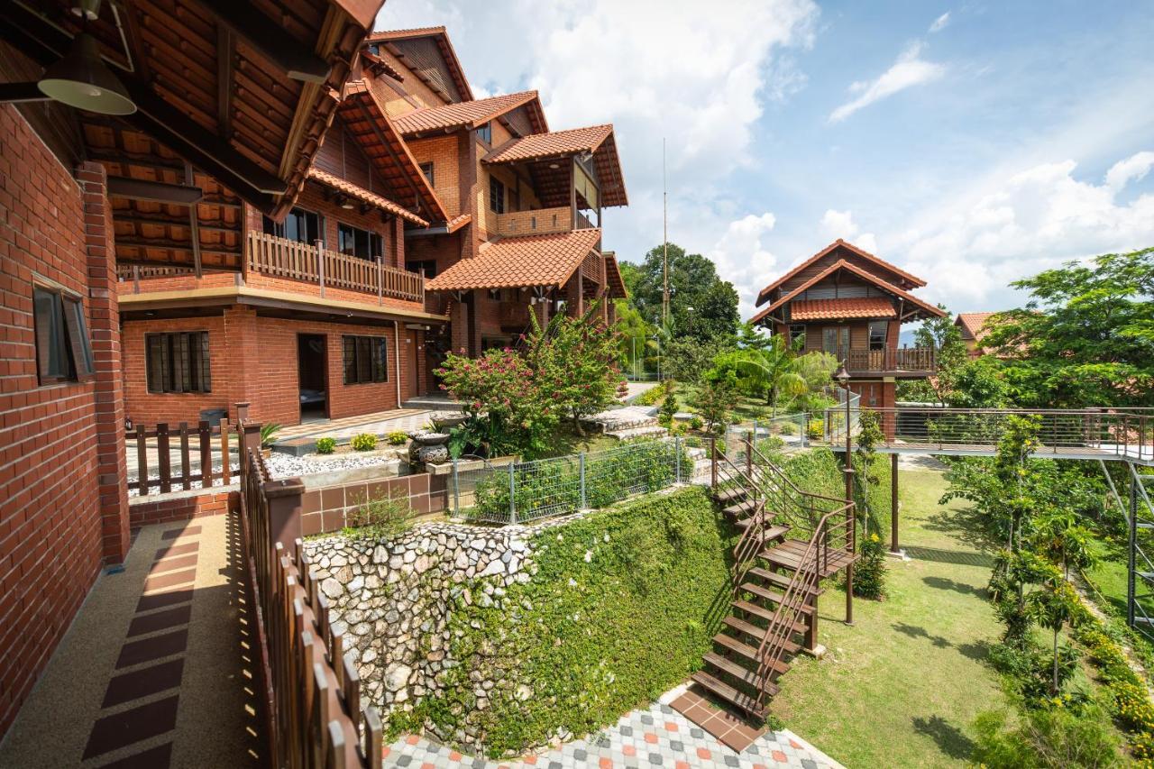 Red House The Garden Stay In Bukit Tinggi By Play Bentong Exteriör bild