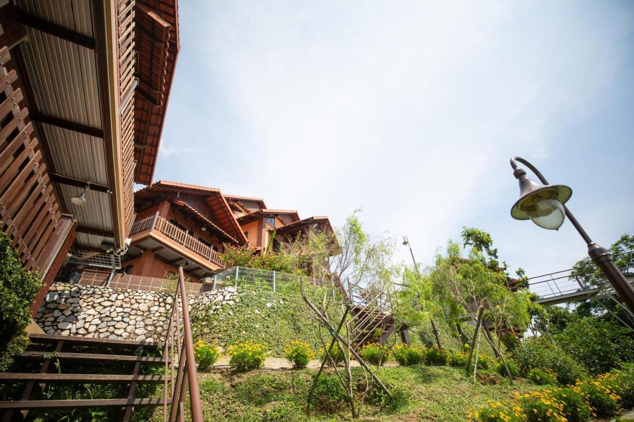 Red House The Garden Stay In Bukit Tinggi By Play Bentong Exteriör bild
