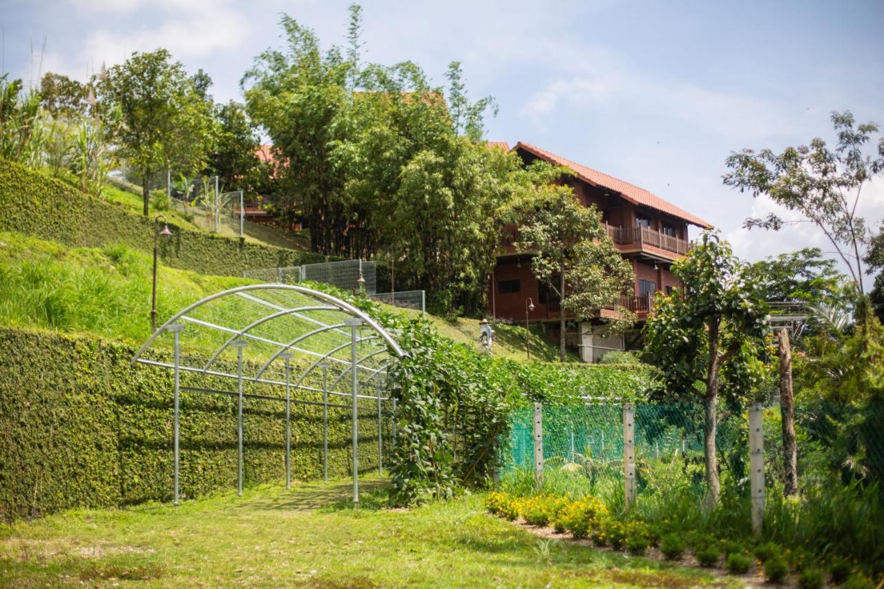 Red House The Garden Stay In Bukit Tinggi By Play Bentong Exteriör bild