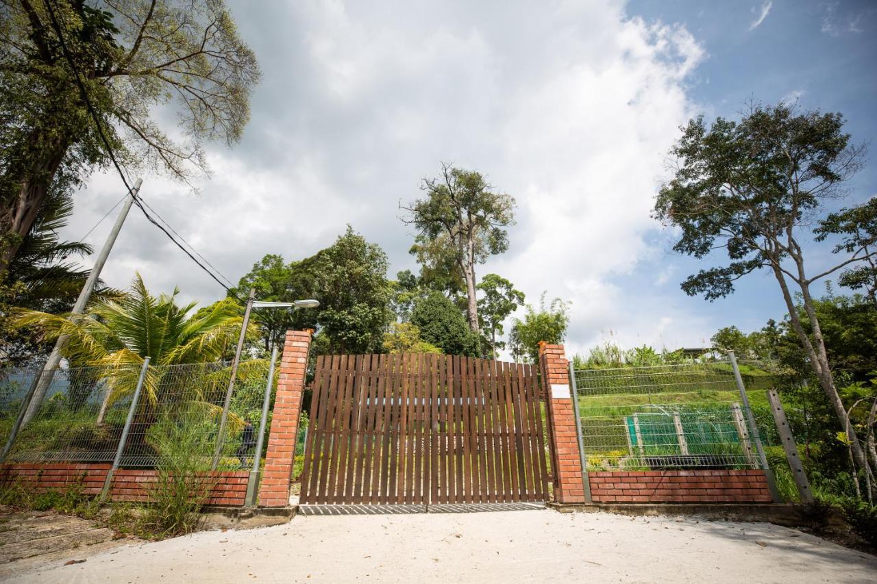 Red House The Garden Stay In Bukit Tinggi By Play Bentong Exteriör bild