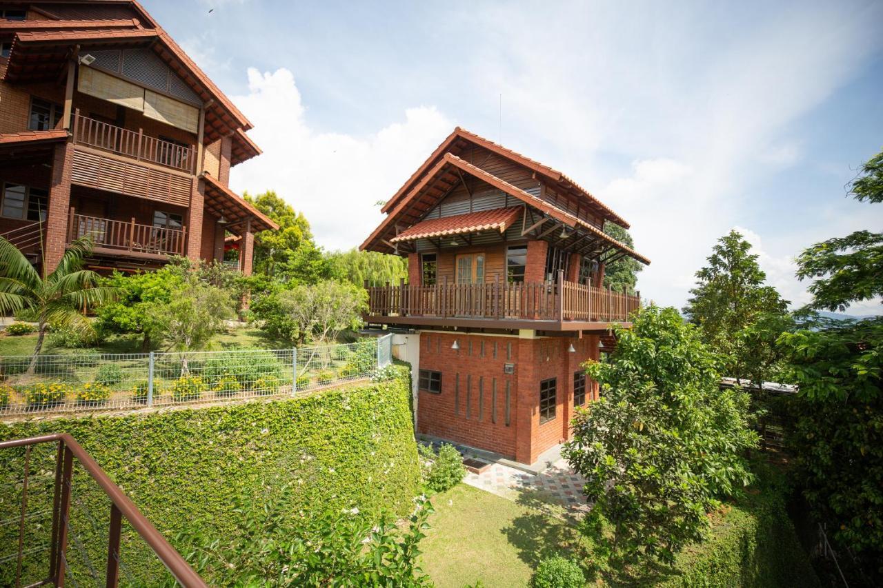 Red House The Garden Stay In Bukit Tinggi By Play Bentong Exteriör bild