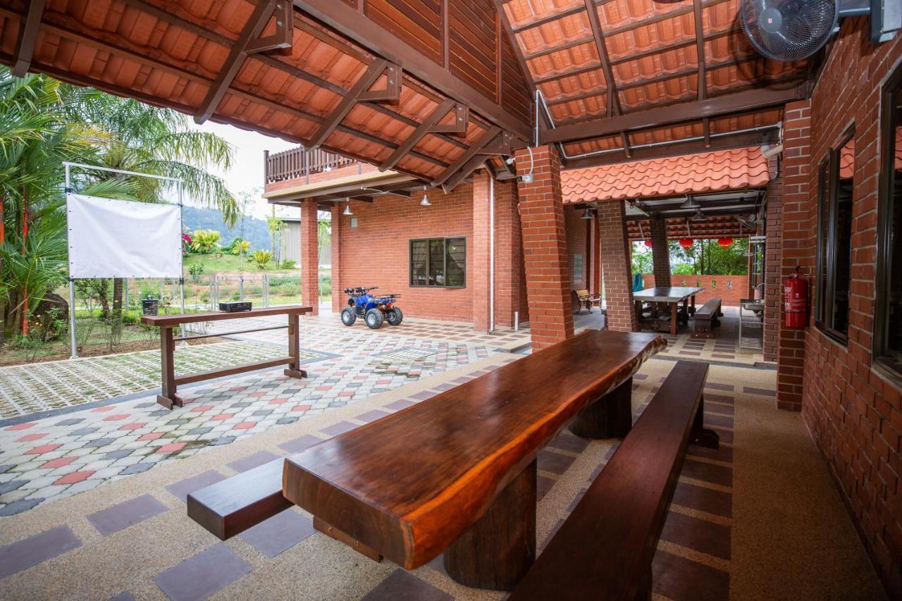 Red House The Garden Stay In Bukit Tinggi By Play Bentong Exteriör bild