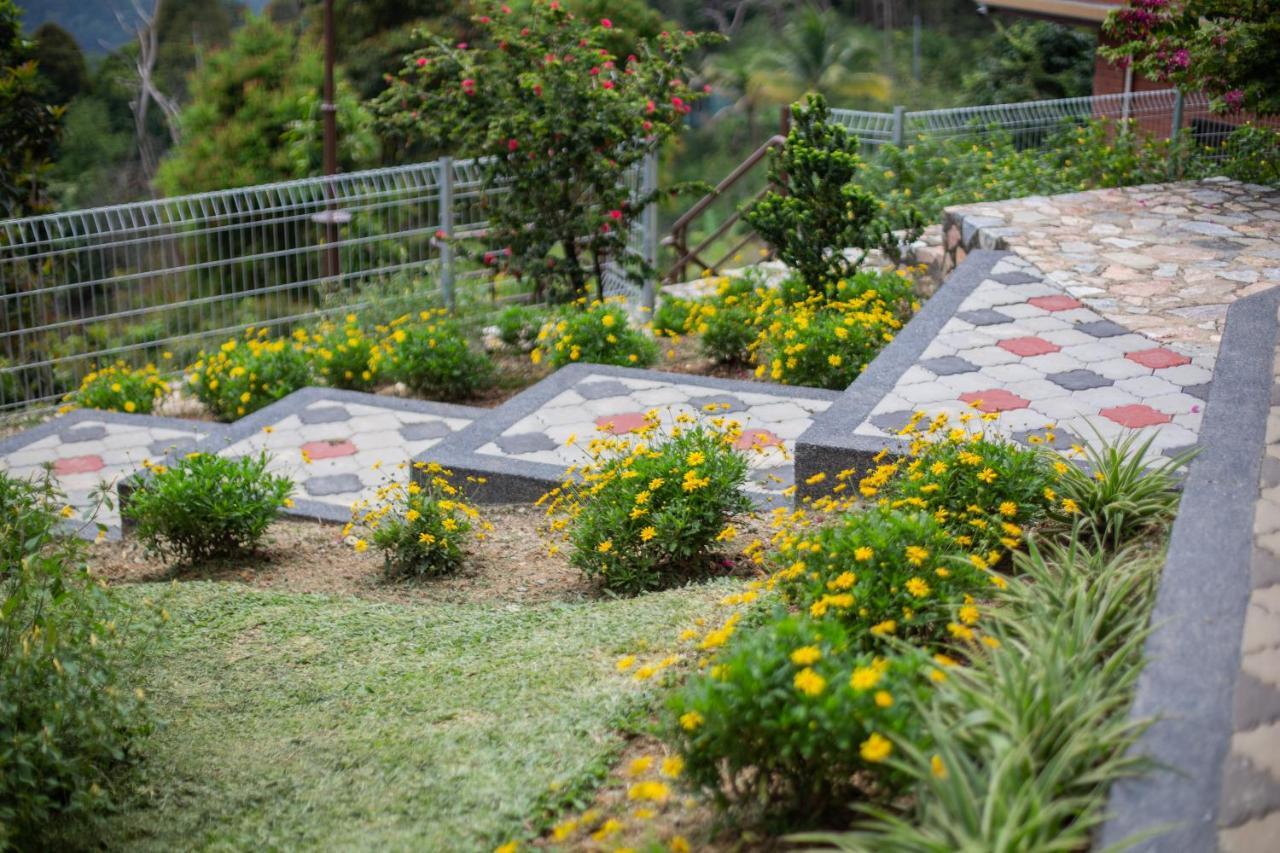 Red House The Garden Stay In Bukit Tinggi By Play Bentong Exteriör bild