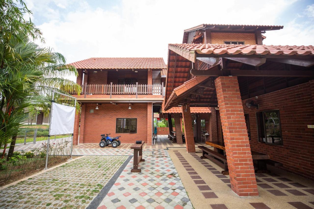 Red House The Garden Stay In Bukit Tinggi By Play Bentong Exteriör bild