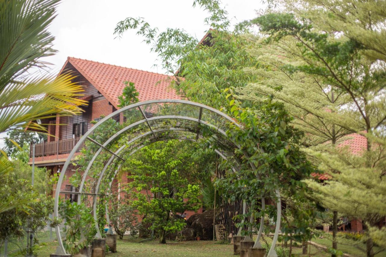 Red House The Garden Stay In Bukit Tinggi By Play Bentong Exteriör bild