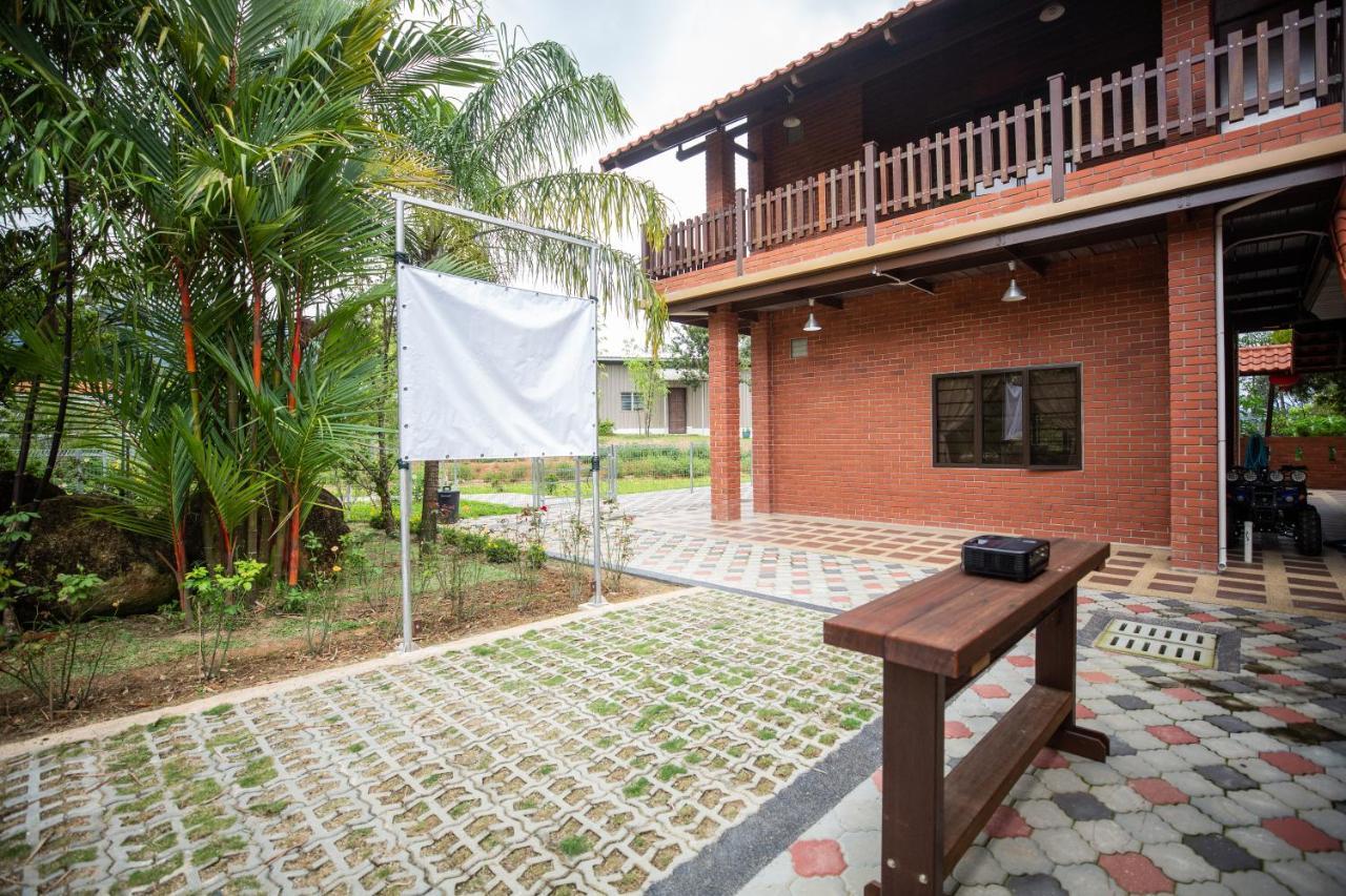 Red House The Garden Stay In Bukit Tinggi By Play Bentong Exteriör bild