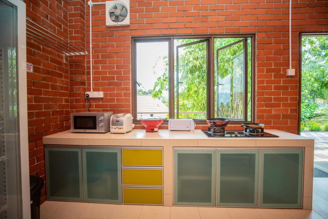 Red House The Garden Stay In Bukit Tinggi By Play Bentong Exteriör bild